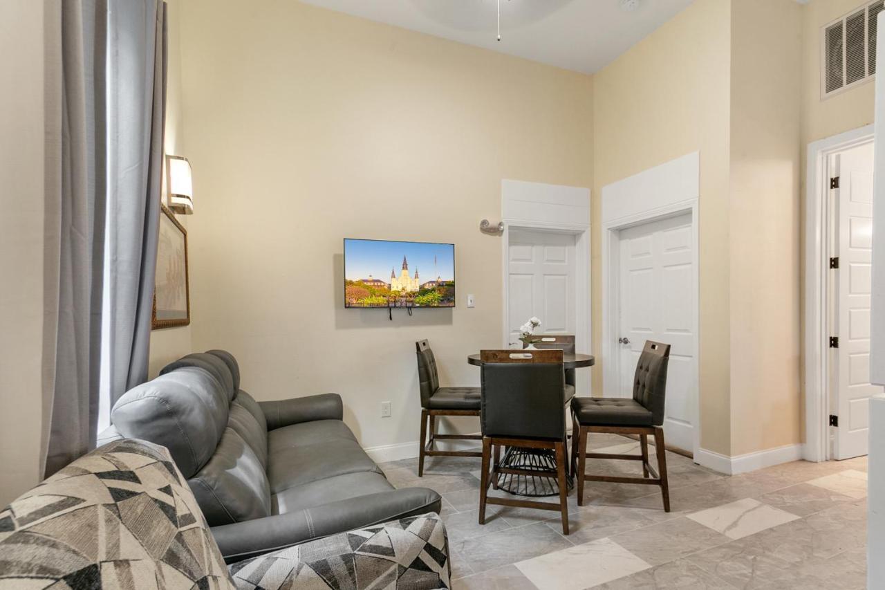 Breathtaking Near French Quarter Apartment New Orleans