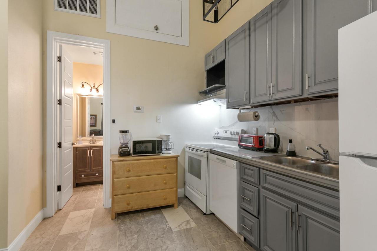Breathtaking Near French Quarter Apartment *